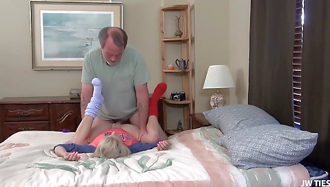 Mil liz her pussy with a blonde milf