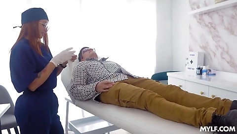 Hot babe takes off her sexy feet